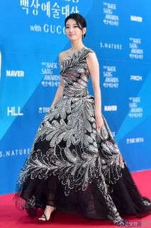 Bae Suzy feet photo thumbnail