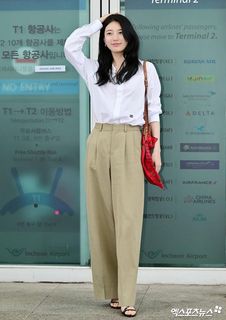 Bae Suzy feet photo thumbnail