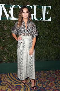 Bailee Madison feet photo thumbnail