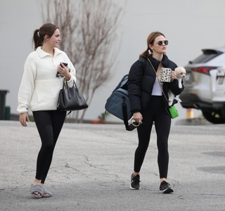 Bailee Madison feet photo thumbnail