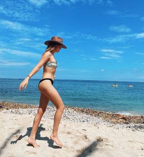 Bailee Madison feet photo thumbnail