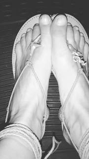 Bar Refaeli feet photo thumbnail