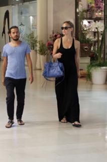 Bar Refaeli feet photo thumbnail