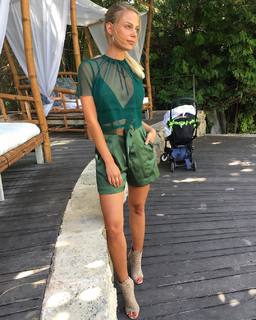 Bar Zomer feet photo thumbnail