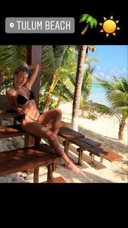 Bar Zomer feet photo thumbnail