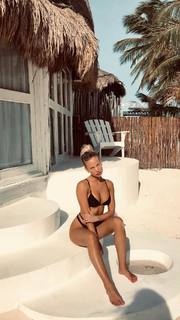 Bar Zomer feet photo thumbnail