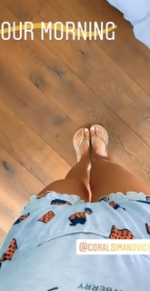 Bar Zomer feet photo thumbnail