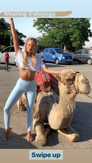 Bar Zomer feet photo thumbnail