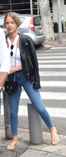 Bar Zomer feet photo thumbnail