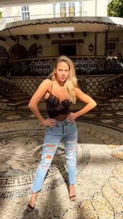 Bar Zomer feet photo thumbnail