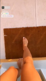 Bar Zomer feet photo thumbnail