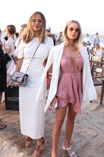 Bar Zomer feet photo thumbnail