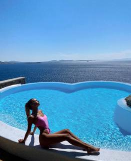 Bar Zomer feet photo thumbnail