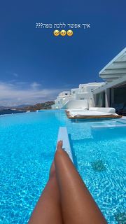 Bar Zomer feet photo thumbnail