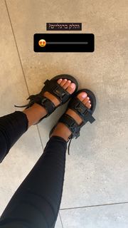 Bar Zomer feet photo thumbnail