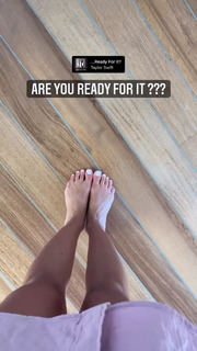 Bar Zomer feet photo thumbnail