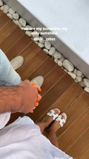 Bar Zomer feet photo thumbnail