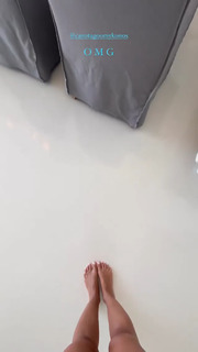 Bar Zomer feet photo thumbnail