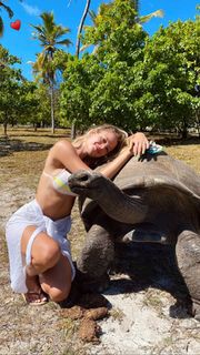 Bar Zomer feet photo thumbnail