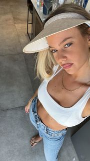 Bar Zomer feet photo thumbnail