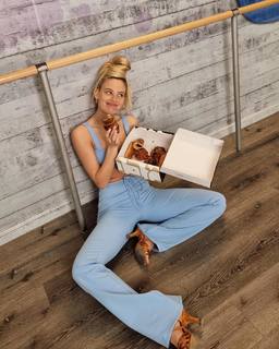 Bar Zomer feet photo thumbnail