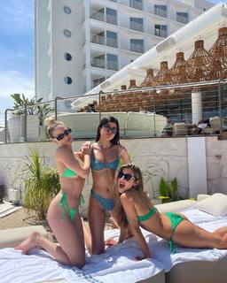 Bar Zomer feet photo thumbnail