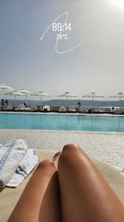 Bar Zomer feet photo thumbnail
