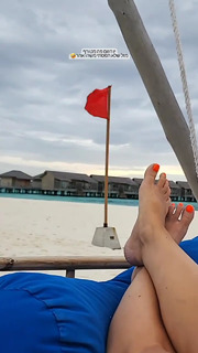 Bar Zomer feet photo thumbnail