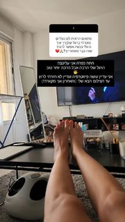 Bar Zomer feet photo thumbnail