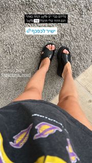 Bar Zomer feet photo thumbnail