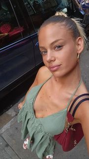 Bar Zomer feet photo thumbnail