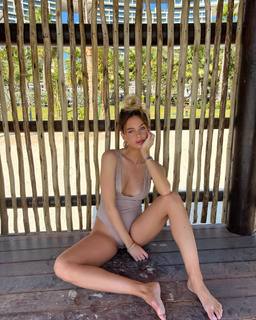 Bar Zomer feet photo thumbnail