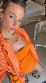 Bar Zomer feet photo thumbnail