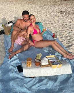 Bar Zomer feet photo thumbnail