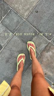 Bar Zomer feet photo thumbnail