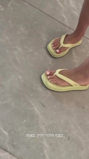 Bar Zomer feet photo thumbnail