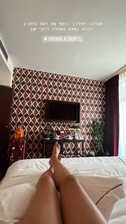 Bar Zomer feet photo thumbnail