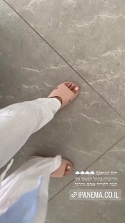 Bar Zomer feet photo thumbnail