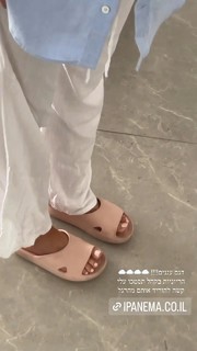 Bar Zomer feet photo thumbnail