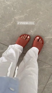 Bar Zomer feet photo thumbnail