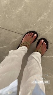 Bar Zomer feet photo thumbnail