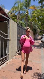 Bar Zomer feet photo thumbnail