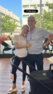 Bar Zomer feet photo thumbnail