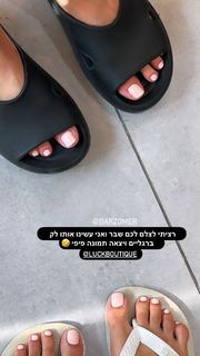 Bar Zomer feet photo thumbnail