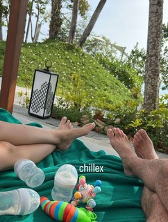 Bar Zomer feet photo thumbnail