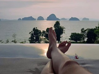 Bar Zomer feet photo thumbnail