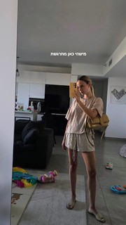 Bar Zomer feet photo thumbnail