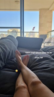 Bar Zomer feet photo thumbnail