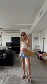 Bar Zomer feet photo thumbnail