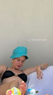 Bar Zomer feet photo thumbnail